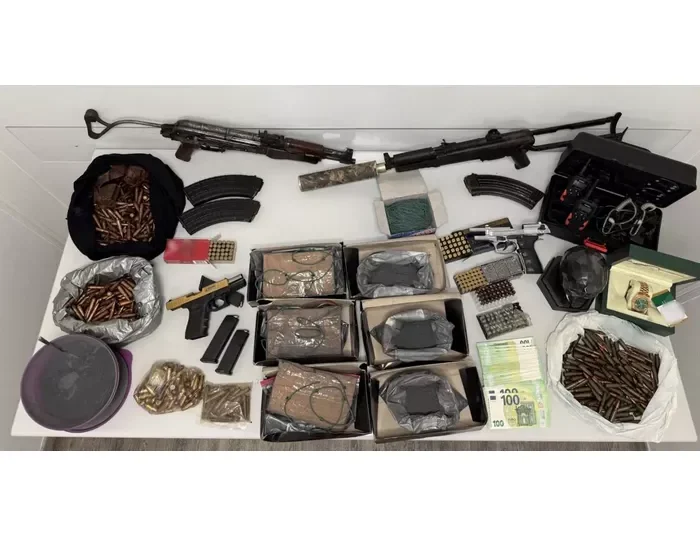 Συνελήφθησαν 2 άτομα για εκρηκτικά, όπλα και κλοπή πολυτελούς οχήματος