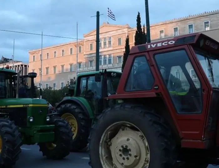 Oι αγρότες στην Αθήνα: Στην πλατεία Συντάγματος τα τρακτέρ – Συνθήματα και πανό μπροστά στη Βουλή