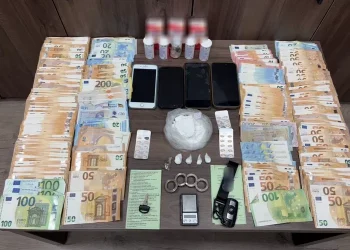 Χειροπέδες σε τρία άτομα για διακίνηση «λευκού θανάτου» – Βρέθηκαν 21.000 ευρώ