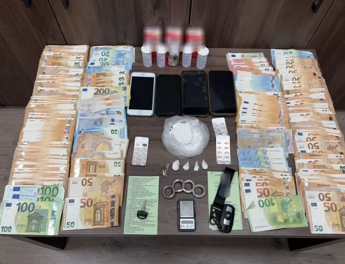 Χειροπέδες σε τρία άτομα για διακίνηση «λευκού θανάτου» – Βρέθηκαν 21.000 ευρώ