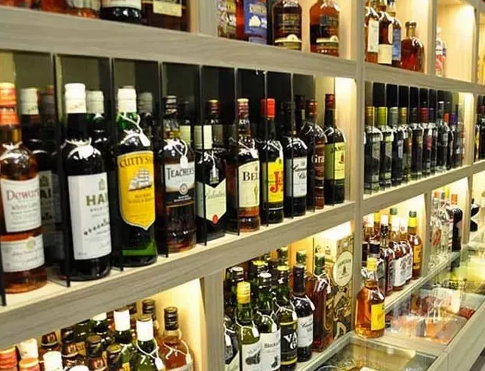 Ηράκλειο: Στο ΠΑΓΝΗ με οξεία μέθη 17χρονος – Προμηθεύτηκαν το αλκοόλ από μίνι μάρκετ