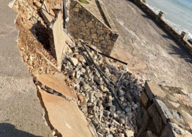 Κατάρρευση πέτρινου τοιχίου πάνω από πολυσύχναστη παραλία του Αγίου Νικολάου