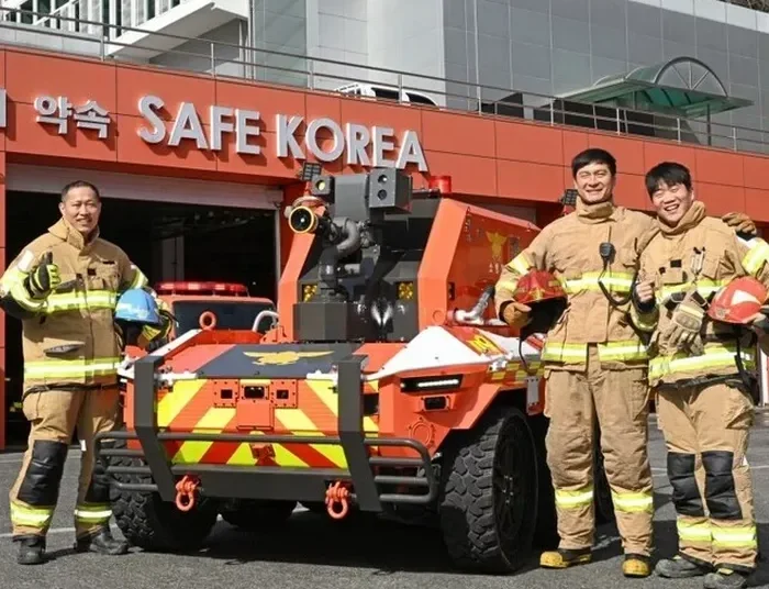 Το ρομπότ που μπαίνει στις φλόγες και σβήνουν φωτιές – Η νέα τεχνολογία που αλλάζει την πυρόσβεση