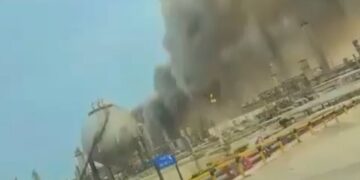 Ιρανικό χτύπημα στο μεγαλύτερο διυλιστήριο (550.000 βαρέλια/ημέρα) της Σαουδικής Αραβίας