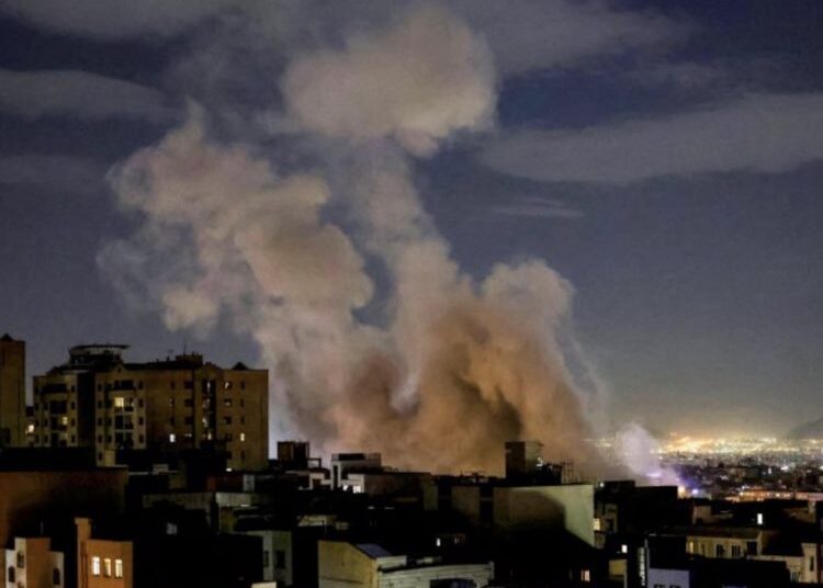 Η Μέση Ανατολή στις φλόγες: Ισραηλινοί βομβαρδισμοί στο Ιράν – Χτυπήματα της Τεχεράνης σε αμερικανικούς στόχους