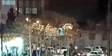 ΙΡΑΝ:  Βγήκαν στους δρόμους για να γιορτάσουν τον θάνατο του Χαμενεΐ.