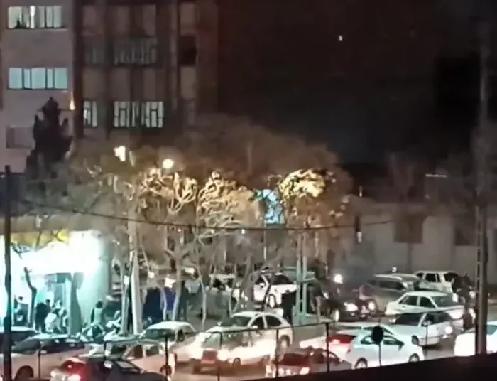 ΙΡΑΝ: Βγήκαν στους δρόμους για να γιορτάσουν τον θάνατο του Χαμενεΐ.