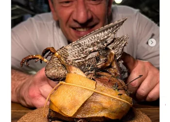 Χρυσοί Σκούφοι 2026: τα εστιατόρια που μπήκαν φέτος στον χάρτη των διακρίσεων