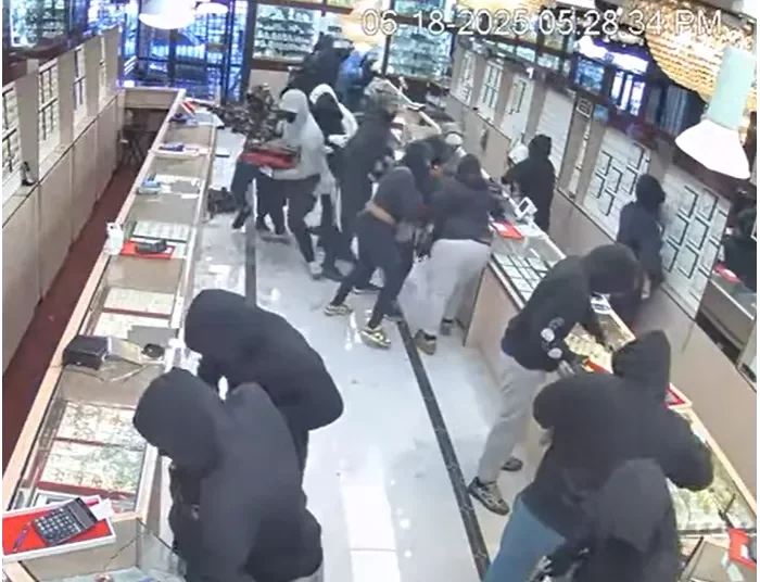 Συμμορία 20 κουκουλοφόρων διέλυσε κοσμηματοπωλείο – Άρπαξαν 1,7 εκατ. $ -video