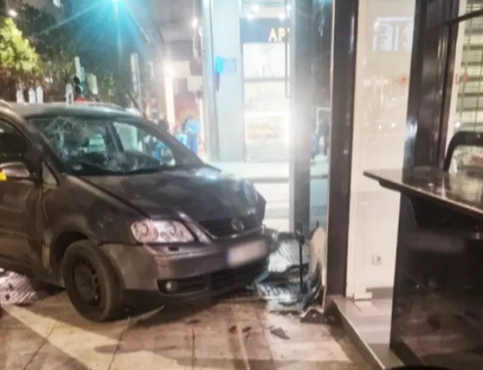 Αυτοκίνητο «καρφώθηκε» στην πρόσοψη καφετέριας – Ένας τραυματίας και μία προσαγωγή