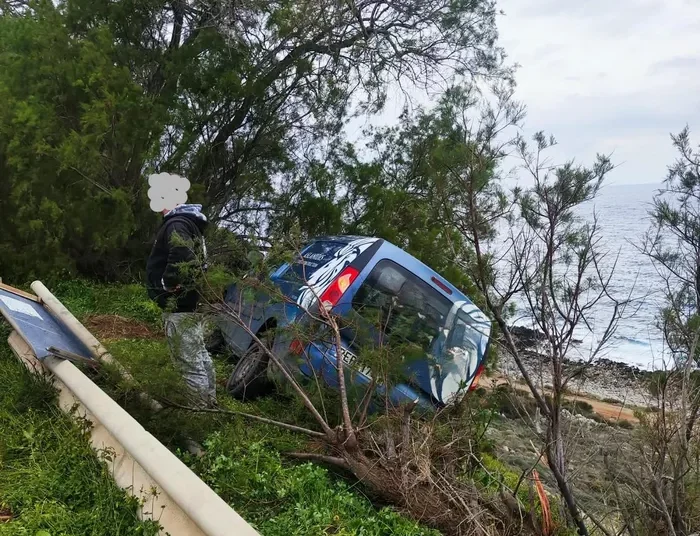 Από θαύμα σώθηκε οδηγός στον ΒΟΑΚ – Στο χείλος του γκρεμού το αυτοκίνητο του