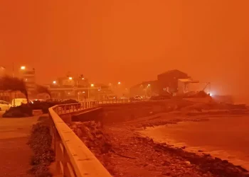 Απόκοσμες εικόνες στην Κρήτη: Γιατί ο ουρανός βάφτηκε πορτοκαλί