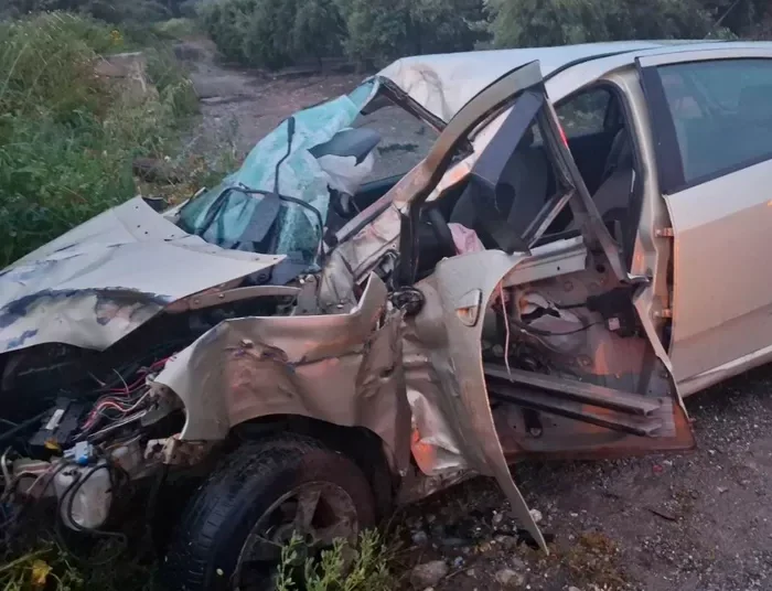 Μεσαρά: Αυτοκίνητο βγήκε από την πορεία του και “καρφώθηκε” σε στύλο της ΔΕΗ