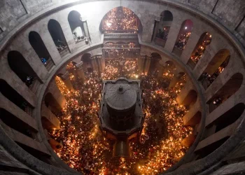 Έφτασε το Άγιο Φως στην Ελλάδα – Σε λίγη ώρα η άφιξη σε Ηράκλειο και Χανιά
