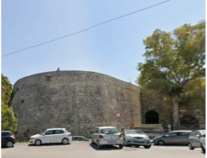 Ηράκλειο: 94χρονο έπεσε από τα Ενετικά Τείχη – Λίγες ώρες αργότερα κατέληξε