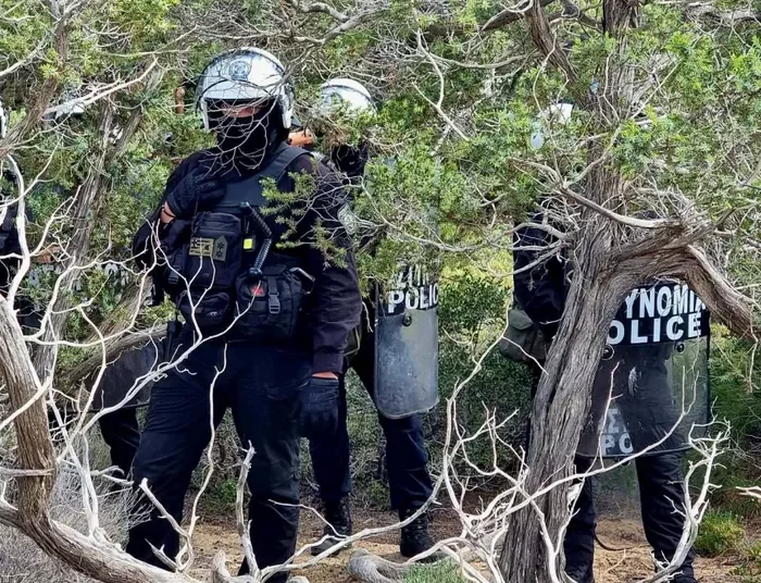 Συντονισμένη αστυνομική επιχείρηση με συλλήψεις στη Γαύδο – Κατεδαφίστηκαν 23 παραπήγματα σε καβάτζες