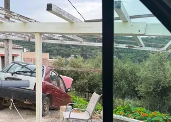 Φοβερό ατύχημα για άνδρα: Λύθηκε το χειρόφρενο και έπιασε το πόδι του στην πόρτα – Τον απεγκλώβισε η Πυροσβεστική | Photo