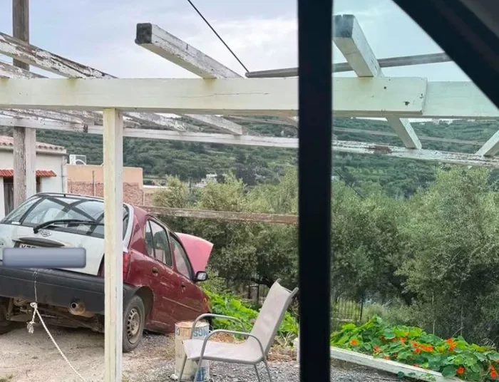 Φοβερό ατύχημα για άνδρα: Λύθηκε το χειρόφρενο και έπιασε το πόδι του στην πόρτα – Τον απεγκλώβισε η Πυροσβεστική | Photo