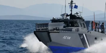 Ηράκλειο: Φωτιά σε τουριστικό πλοίο στο Ενετικό λιμάνι – Στο πόδι Λιμενικό και Πυροσβεστική