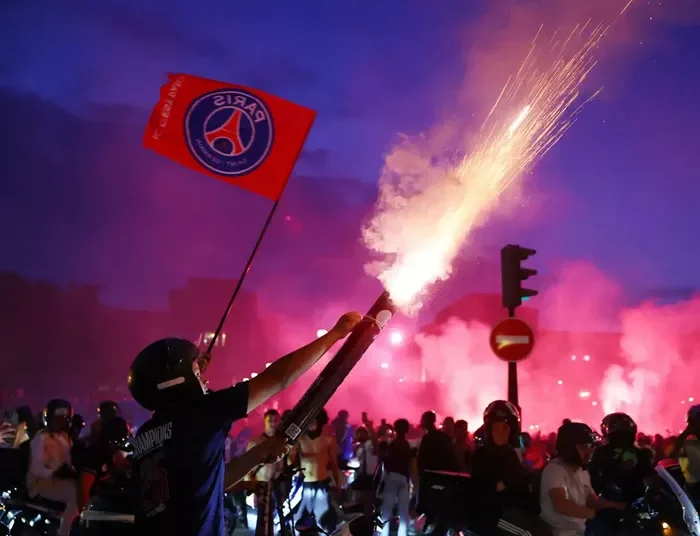 Πολεμικό σκηνικό στο Παρίσι μετά την κατάκτηση του Champions League από την Παρί – Βίαια επεισόδια και 416 συλλήψεις, δείτε φωτογραφίες και βίντεο