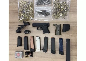 Χειροπέδες σε 38χρονο – Βρήκαν όπλο, φυσίγγια και γεμιστήρες στο σπίτι του