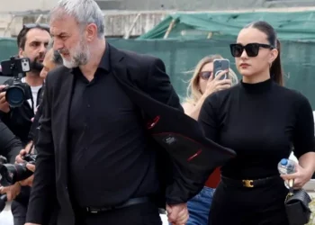 Μαστροκώστα: Οι συγκλονιστικοί επικήδειοι του Δέλλα και της κόρης τους – “Αν ήξερα τι με περίμενε, πάλι θα σ’ ερωτευόμουν”