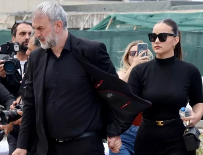 Μαστροκώστα: Οι συγκλονιστικοί επικήδειοι του Δέλλα και της κόρης τους – “Αν ήξερα τι με περίμενε, πάλι θα σ’ ερωτευόμουν”