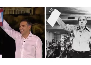 Ο Αλέξης Τσίπρας και ο Ανδρέας Παπανδρέου με το χαρτί της ιδρυτικής διακήρυξης της ΕΛΑΣ και του ΠΑΣΟΚ αντίστοιχα με διαφορά 52 ετών