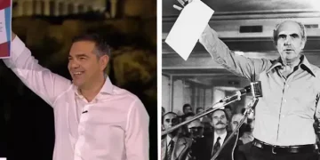 Ο Αλέξης Τσίπρας και ο Ανδρέας Παπανδρέου με το χαρτί της ιδρυτικής διακήρυξης της ΕΛΑΣ και του ΠΑΣΟΚ αντίστοιχα με διαφορά 52 ετών