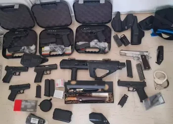 Εξαρθρώθηκε εγκληματική οργάνωση – Βρέθηκε κρύπτη όπλων με ηλεκτρικό μηχανισμό σε ενοικιαζόμενα