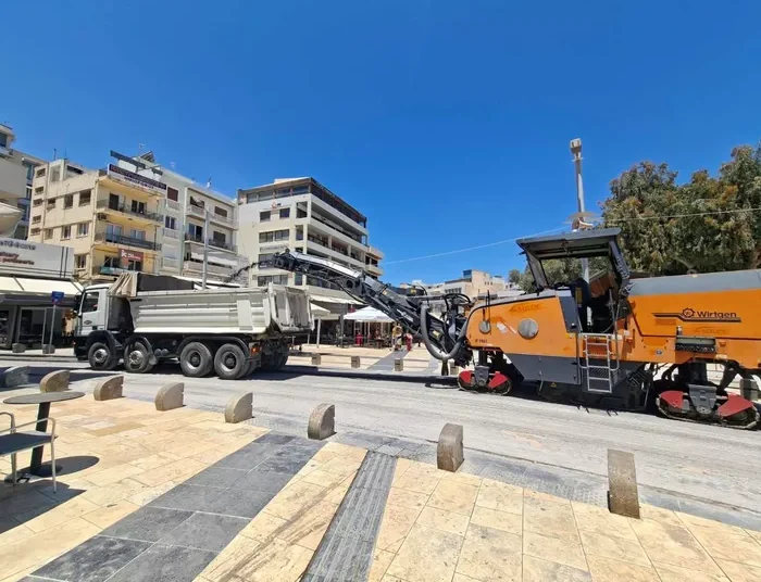 Ξεκίνησαν σήμερα οι εργασίες οι εργασίες ασφαλτόστρωσης στην οδό Αβερωφ.
