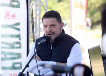 Στόχος αγνώστων το σπίτι του Νίκου Χαρδαλιά: Έγραψαν συνθήματα για τα Προσφυγικά της Λ. Αλεξάνδρας