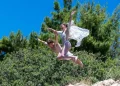 Μια ιστορία αγάπης που γεννήθηκε στο “Agios Nikolaos Cliff Diving” και … γαμήλιες βουτιές στη Λίμνη του Αγίου Νικολάου!
