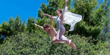 Μια ιστορία αγάπης που γεννήθηκε στο “Agios Nikolaos Cliff Diving” και … γαμήλιες βουτιές στη Λίμνη του Αγίου Νικολάου!