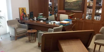 ΡΕΘΥΜΝΟ «Ξέσπασε» στο δημαρχείο γιατί δεν τον αφήνουν να αφισοκολλά παράνομα – Την τιμωρία του ζητά ο δήμος