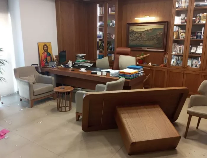 ΡΕΘΥΜΝΟ «Ξέσπασε» στο δημαρχείο γιατί δεν τον αφήνουν να αφισοκολλά παράνομα – Την τιμωρία του ζητά ο δήμος
