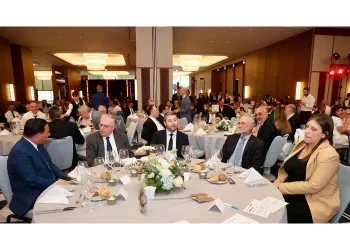 Ο Γεωργιάδης στο ίδιο τραπέζι με την Κωνσταντοπούλου και τον Ανδρουλάκη – Η πιο αμήχανη στιγμή σε εκδήλωση