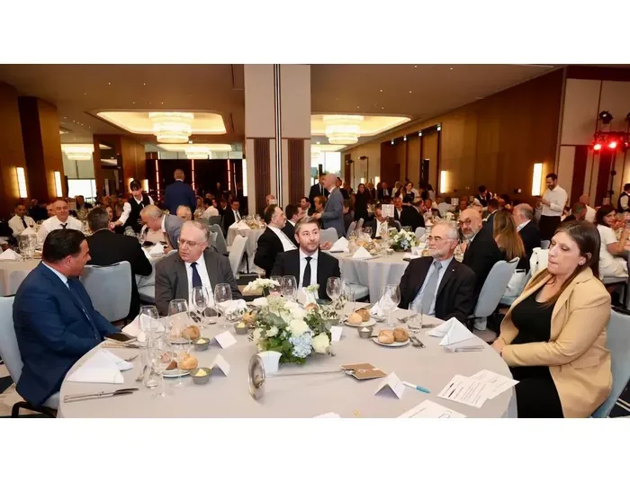 Ο Γεωργιάδης στο ίδιο τραπέζι με την Κωνσταντοπούλου και τον Ανδρουλάκη – Η πιο αμήχανη στιγμή σε εκδήλωση