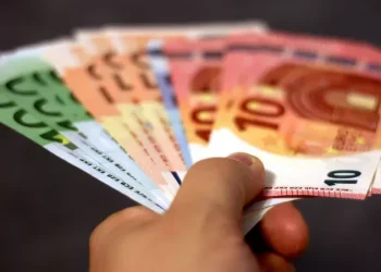 «Ψαλίδι» ζητούν Κομισιόν και ΟΟΣΑ – Στο μικροσκόπιο 1.236 φοροαπαλλαγές που κοστίζουν σχεδόν 23 δισ. ευρώ