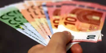 «Ψαλίδι» ζητούν Κομισιόν και ΟΟΣΑ – Στο μικροσκόπιο 1.236 φοροαπαλλαγές που κοστίζουν σχεδόν 23 δισ. ευρώ