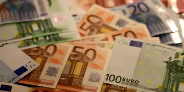 «Ψαλίδι» ζητούν Κομισιόν και ΟΟΣΑ – Στο μικροσκόπιο 1.236 φοροαπαλλαγές που κοστίζουν σχεδόν 23 δισ. ευρώ