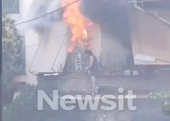 Φωτιά στην Καλλιθέα: Συγκλονιστικό βίντεο από την πτώση της γυναίκας από το μπαλκόνι – «Πήδα γιαγιά, θα σε πιάσω»