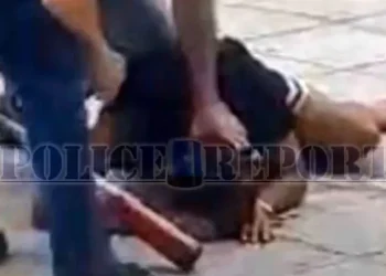 Σκληρό βίντεο: Δύο διαρρήκτες «μπούκαραν» σε σπίτι στην Καλλιθέα, ο ένοικος τους επιτέθηκε και τους κυνήγησε με ρόπαλο του μπέιζμπολ – Συνελήφθησαν και οι τρεις