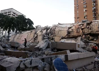 Συγκλονιστικές ιστορίες στη Βενεζουέλα: Μια γέννηση μέσα στα ερείπια και μια μάνα που ψάχνει το παιδί της στα χαλάσματα