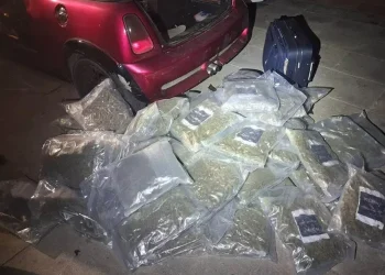 Καταδίωξη αυτοκινήτου στην Αγία Παρασκευή – Κατασχέθηκαν 61 κιλά κάνναβη (εικόνες)