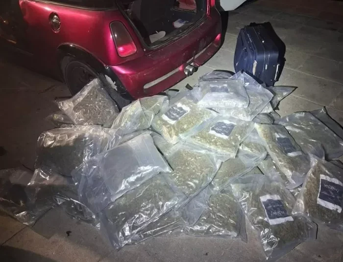 Καταδίωξη αυτοκινήτου στην Αγία Παρασκευή – Κατασχέθηκαν 61 κιλά κάνναβη (εικόνες)