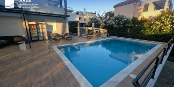 Μεγάλο «χτύπημα» της ΑΑΔΕ: Τεράστιο κύκλωμα φοροδιαφυγής άνω των 17 εκατ. ευρώ με εικονικά τιμολόγια – Η «άστεγη» εγκέφαλος που ζούσε σε βίλα με πισίνα!