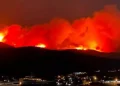 Φωτιά στην Πάρο: Νύχτα κόλαση από τις αναζωπυρώσεις κοντά σε σπίτια – Νέα μηνύματα του 112 για εκκένωση 5 περιοχών
