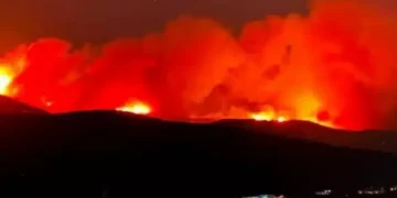 Φωτιά στην Πάρο: Νύχτα κόλαση από τις αναζωπυρώσεις κοντά σε σπίτια – Νέα μηνύματα του 112 για εκκένωση 5 περιοχών