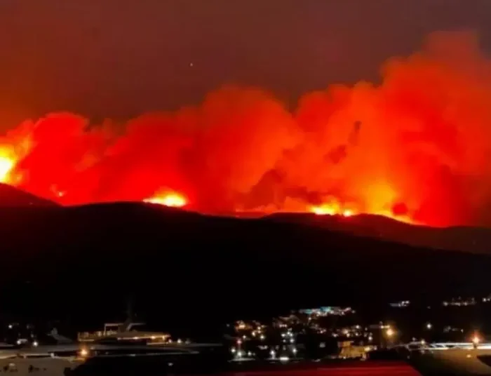 Φωτιά στην Πάρο: Νύχτα κόλαση από τις αναζωπυρώσεις κοντά σε σπίτια – Νέα μηνύματα του 112 για εκκένωση 5 περιοχών